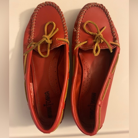Minnetonka Red Leather Boat Driver's Moccasins Women's Size 7M Loafers - Picture 1 of 5